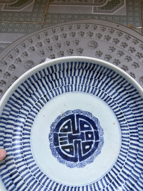 古玩陶瓷壽字紋梵字紋青花盤真品鑒賞圖