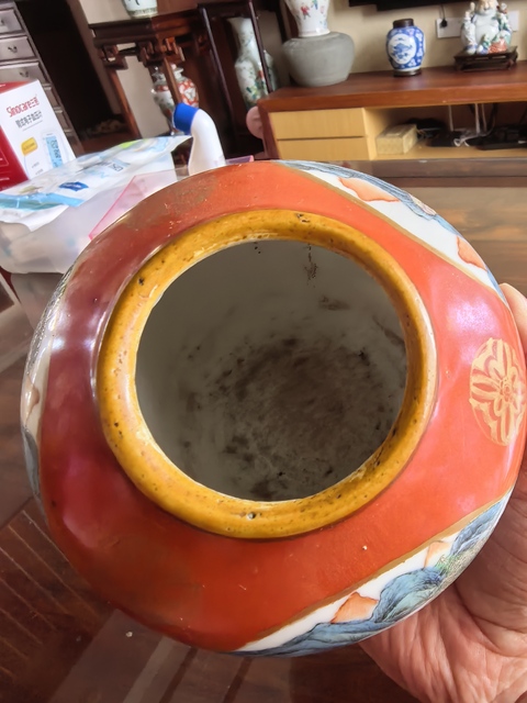 古玩陶瓷珊瑚紅描金開窗山水紋瓶真品鑒賞圖