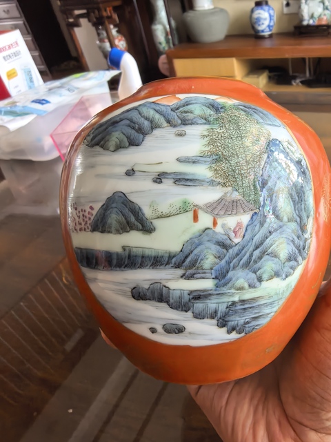 古玩陶瓷珊瑚紅描金開窗山水紋瓶真品鑒賞圖