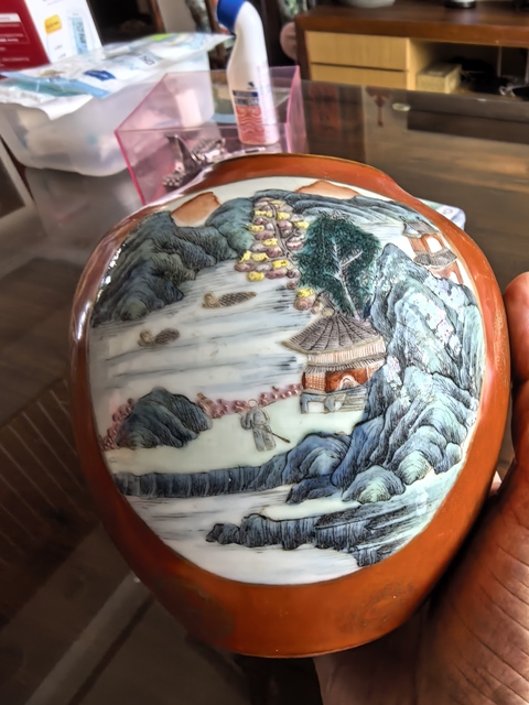 古玩陶瓷珊瑚紅描金開窗山水紋瓶真品鑒賞圖