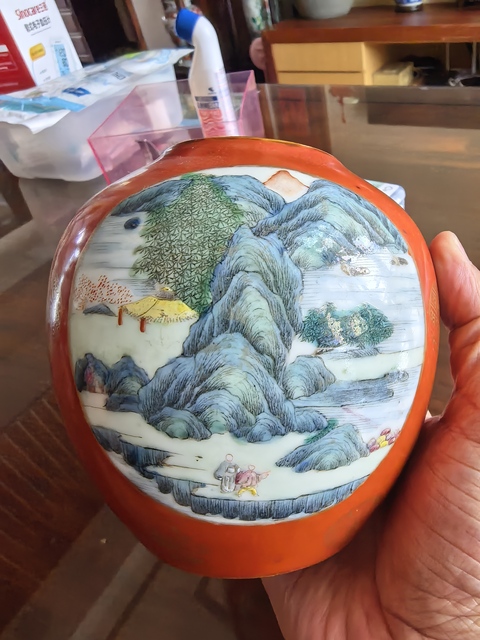 古玩陶瓷珊瑚紅描金開窗山水紋瓶真品鑒賞圖