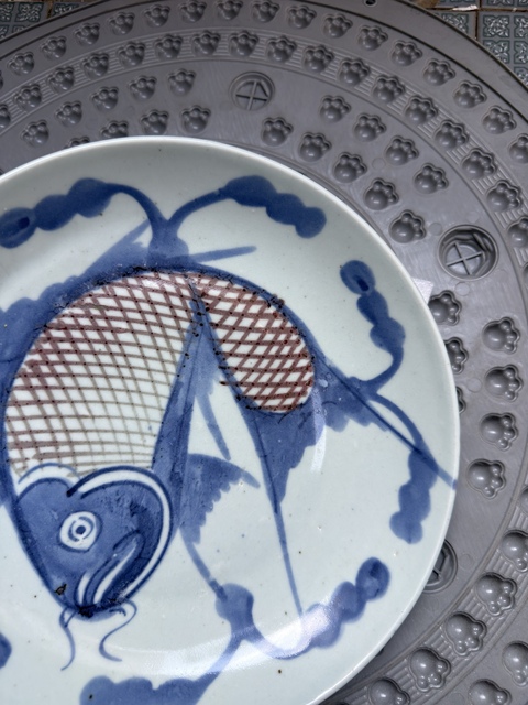 古玩陶瓷青花釉里紅魚(yú)藻紋盤真品鑒賞圖