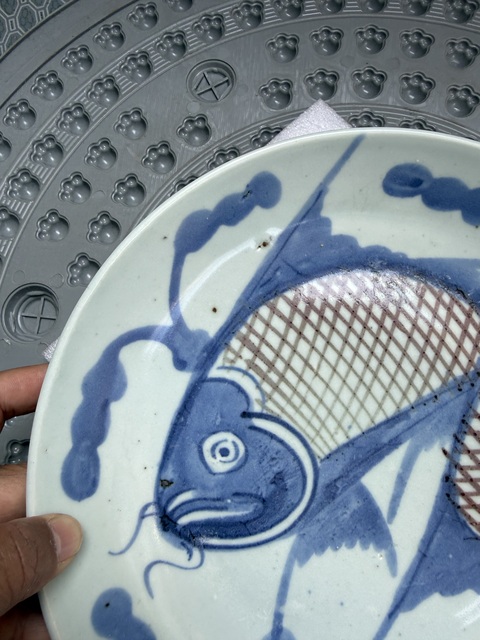 古玩陶瓷青花釉里紅魚(yú)藻紋盤真品鑒賞圖