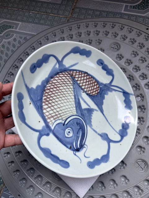 古玩陶瓷青花釉里紅魚(yú)藻紋盤真品鑒賞圖