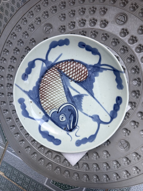 古玩陶瓷青花釉里紅魚(yú)藻紋盤真品鑒賞圖