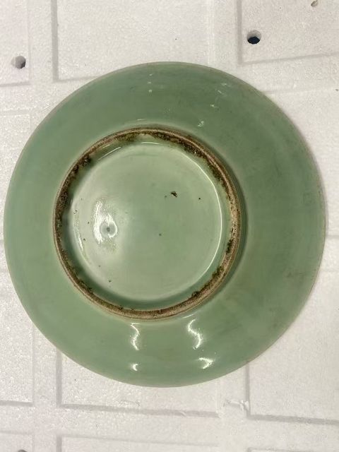 古玩陶瓷豆青釉花卉紋盤真品鑒賞圖