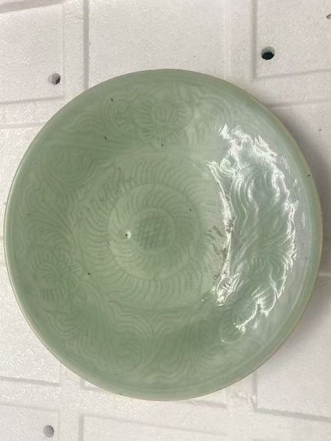 古玩陶瓷豆青釉花卉紋盤真品鑒賞圖