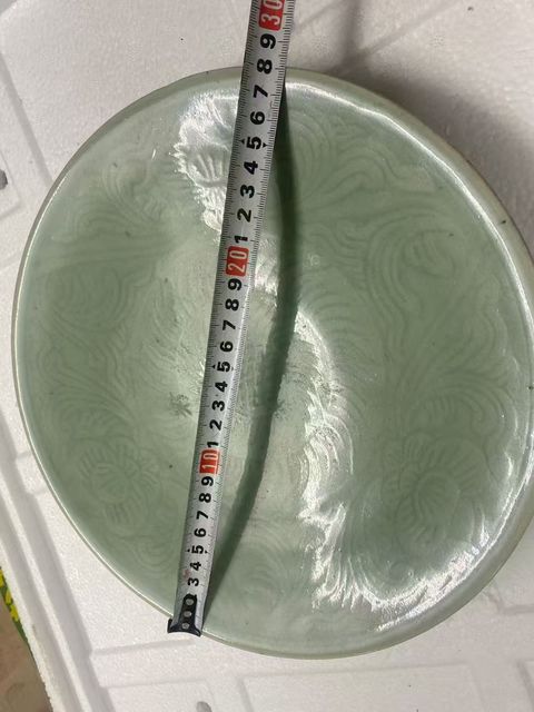 古玩陶瓷豆青釉花卉紋盤真品鑒賞圖