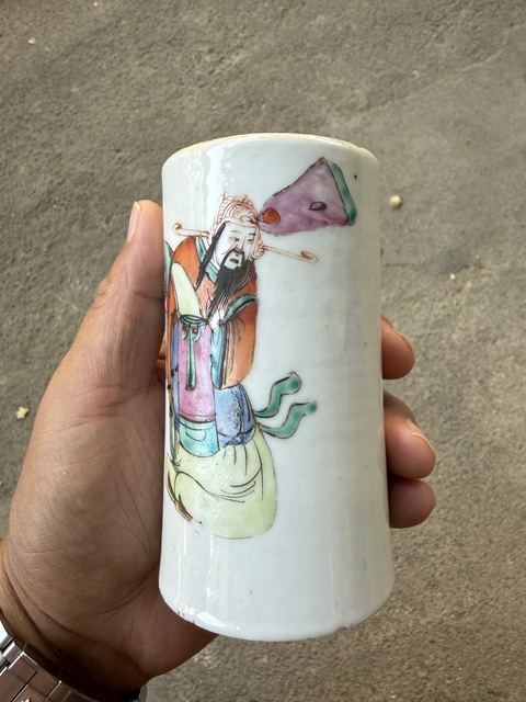 古玩陶瓷加官進(jìn)爵粉彩筆筒真品鑒賞圖