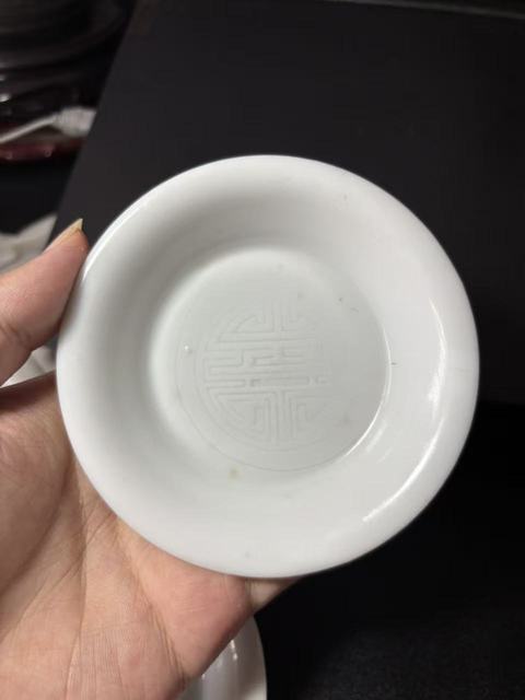 古玩陶瓷白釉印花盤真品鑒賞圖