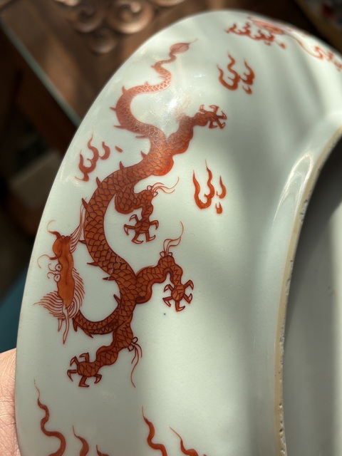 古玩陶瓷礬紅龍紋盤真品鑒賞圖