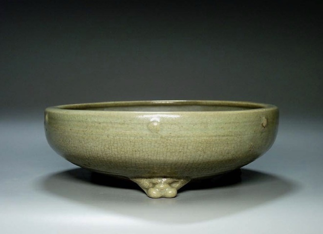 古玩陶瓷龍泉窯青釉三足香爐真品鑒賞圖