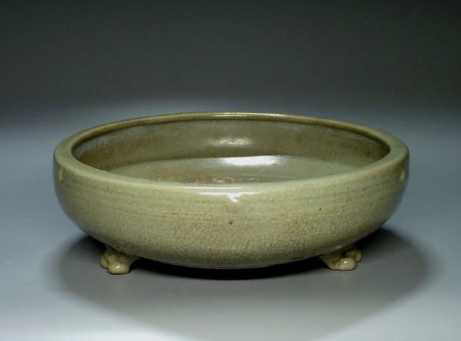 古玩陶瓷龍泉窯青釉三足香爐真品鑒賞圖