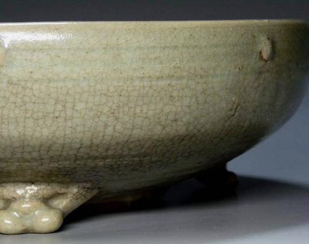 古玩陶瓷龍泉窯青釉三足香爐真品鑒賞圖