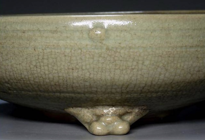 古玩陶瓷龍泉窯青釉三足香爐真品鑒賞圖