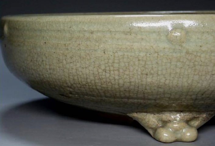 古玩陶瓷龍泉窯青釉三足香爐真品鑒賞圖