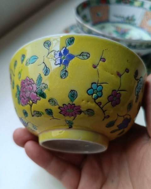 古玩陶瓷黃釉粉彩花卉碗真品鑒賞圖