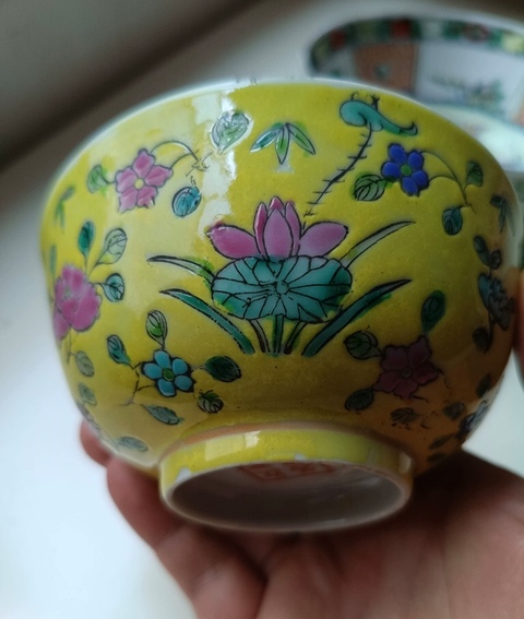 古玩陶瓷黃釉粉彩花卉碗真品鑒賞圖