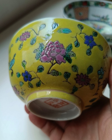 古玩陶瓷黃釉粉彩花卉碗真品鑒賞圖