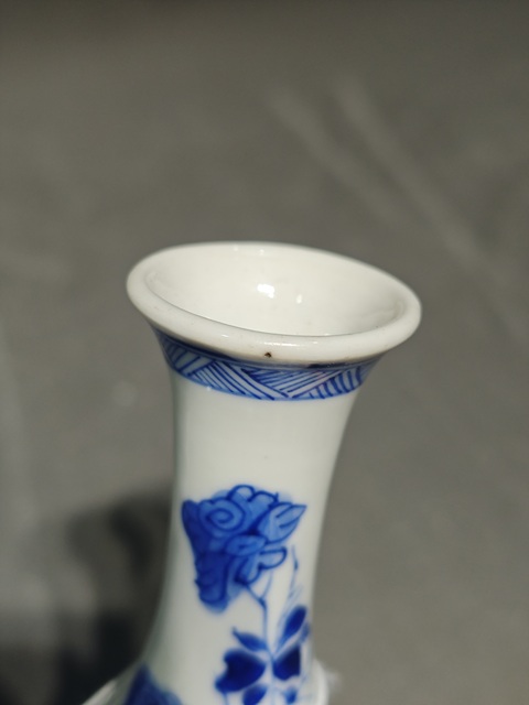 古玩陶瓷青花博古清供長頸瓶真品鑒賞圖