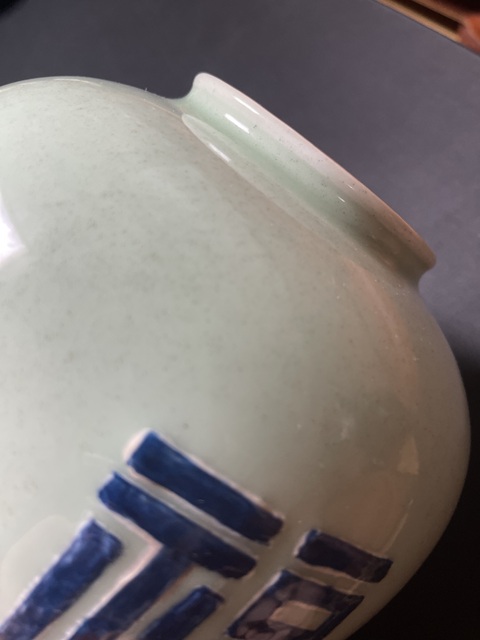 古玩陶瓷豆青釉青花堆白五福罐真品鑒賞圖