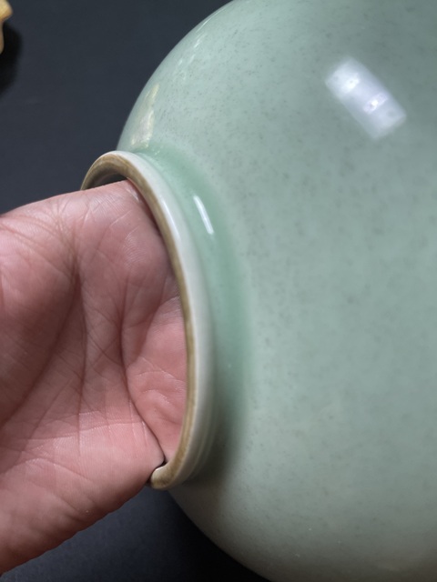 古玩陶瓷豆青釉青花堆白五福罐真品鑒賞圖