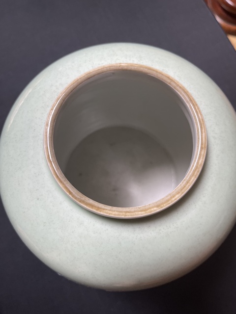 古玩陶瓷豆青釉青花堆白五福罐真品鑒賞圖