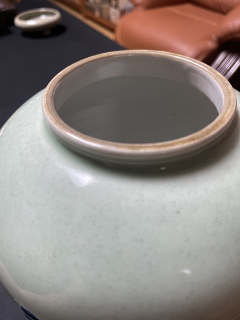 古玩陶瓷豆青釉青花堆白五福罐真品鑒賞圖