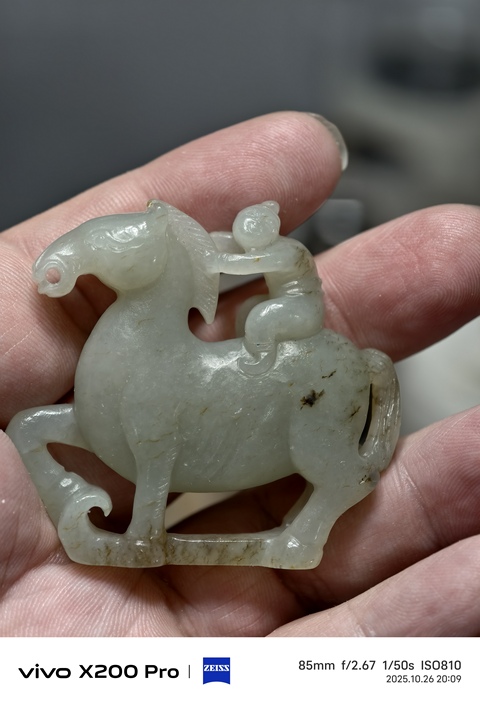 古玩玉器和田玉騎馬人物題材把件真品鑒賞圖