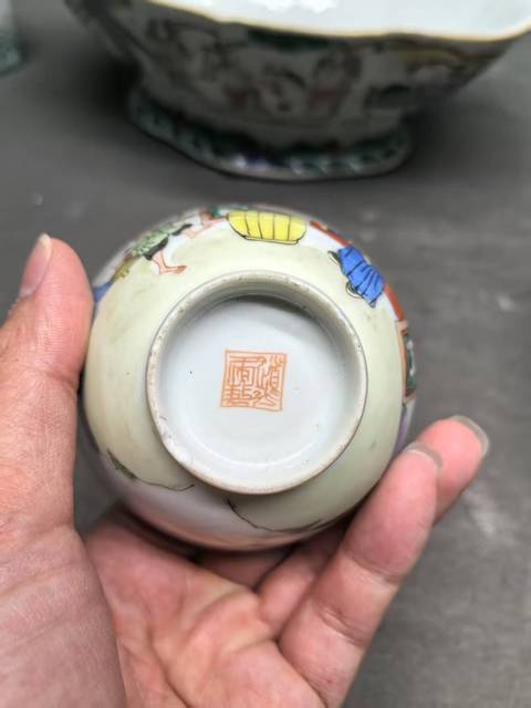 古玩陶瓷清道光 粉彩人物紋花口碗真品鑒賞圖