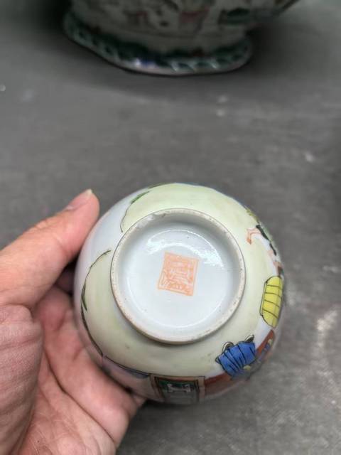 古玩陶瓷清道光 粉彩人物紋花口碗真品鑒賞圖