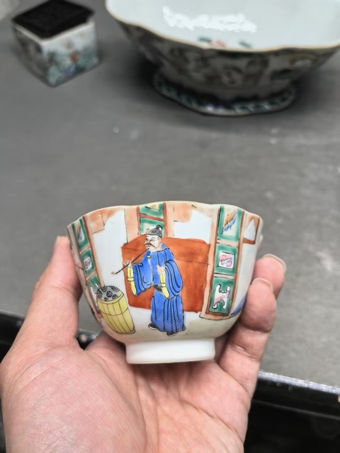 古玩陶瓷清道光 粉彩人物紋花口碗真品鑒賞圖