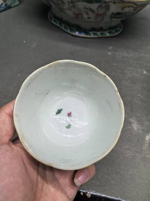 古玩陶瓷清道光 粉彩人物紋花口碗真品鑒賞圖