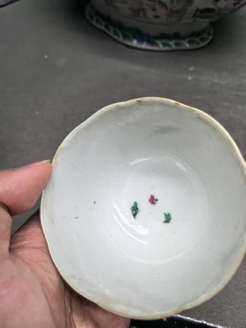 古玩陶瓷清道光 粉彩人物紋花口碗真品鑒賞圖