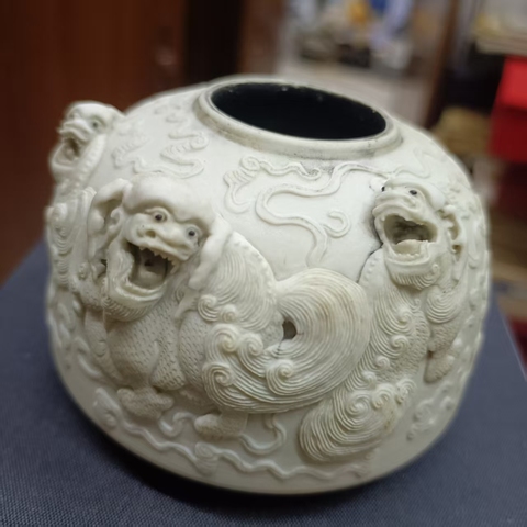 古玩陶瓷反瓷獅紋雕瓷水盂真品鑒賞圖