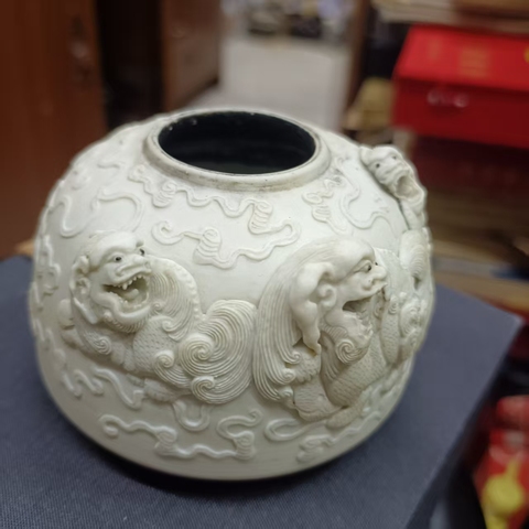 古玩陶瓷反瓷獅紋雕瓷水盂真品鑒賞圖