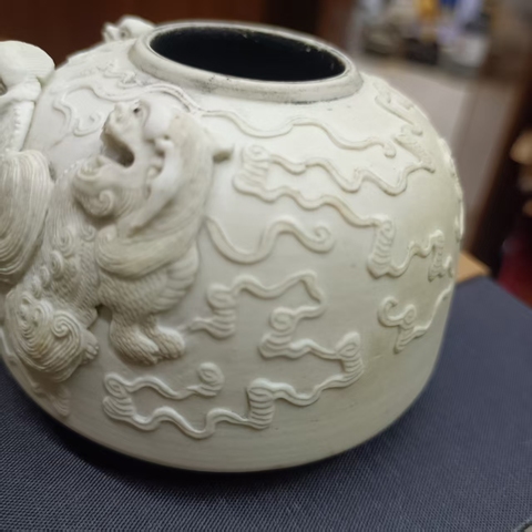 古玩陶瓷反瓷獅紋雕瓷水盂真品鑒賞圖