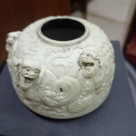古玩陶瓷反瓷獅紋雕瓷水盂真品鑒賞圖
