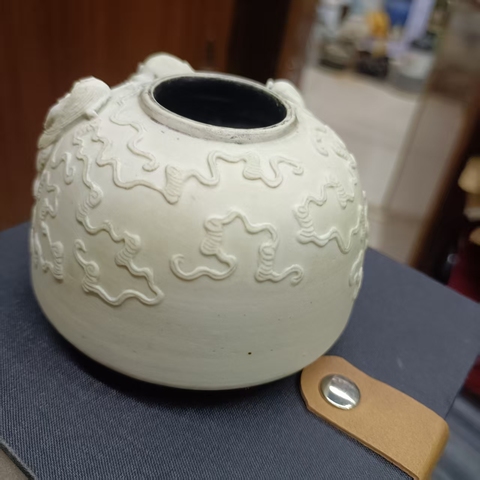 古玩陶瓷反瓷獅紋雕瓷水盂真品鑒賞圖