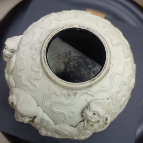 古玩陶瓷反瓷獅紋雕瓷水盂真品鑒賞圖