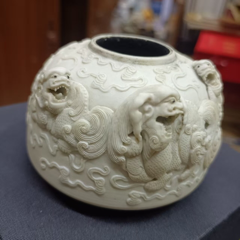 古玩陶瓷反瓷獅紋雕瓷水盂真品鑒賞圖
