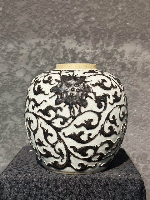古玩陶瓷哥釉鐵骨泥花卉紋罐真品鑒賞圖