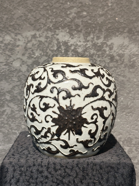 古玩陶瓷哥釉鐵骨泥花卉紋罐真品鑒賞圖