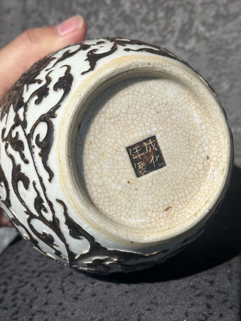 古玩陶瓷哥釉鐵骨泥花卉紋罐真品鑒賞圖