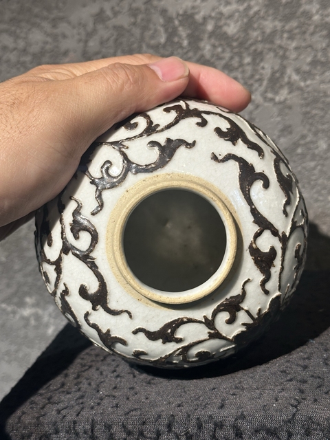 古玩陶瓷哥釉鐵骨泥花卉紋罐真品鑒賞圖