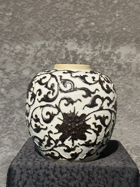 古玩陶瓷哥釉鐵骨泥花卉紋罐真品鑒賞圖