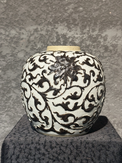 古玩陶瓷哥釉鐵骨泥花卉紋罐真品鑒賞圖