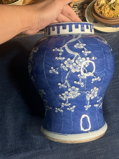 古玩陶瓷青花留白冰梅紋將軍罐真品鑒賞圖