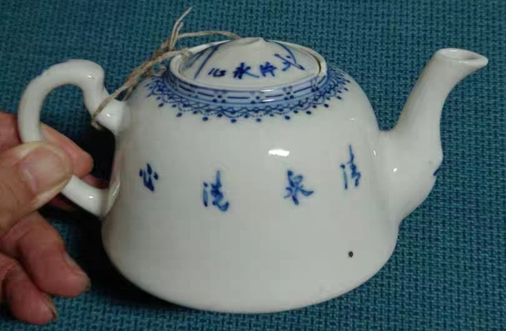 古玩陶瓷花卉紋青花執(zhí)壺真品鑒賞圖