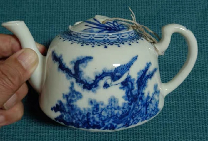 古玩陶瓷花卉紋青花執(zhí)壺真品鑒賞圖